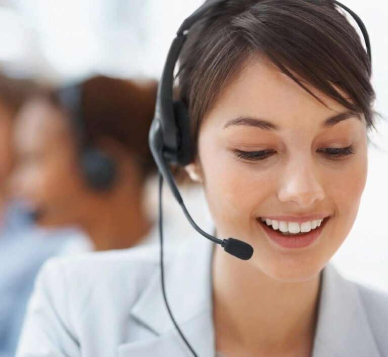 IT support specialist assisting client with technical support